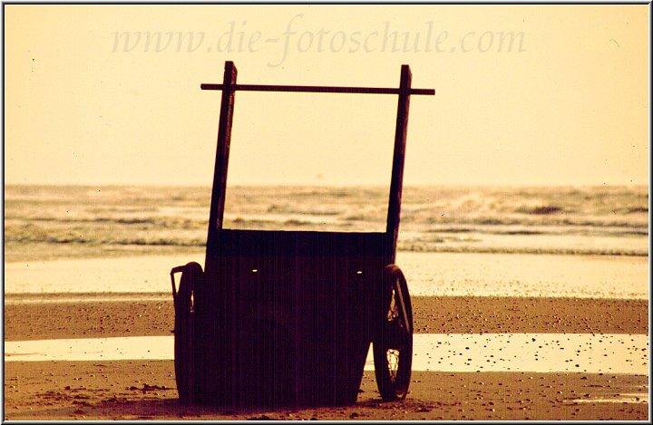 Karre am Meer bei Sonnenuntergang.jpg - Eine morsche Karre am Strand von Marina di Venezia am späten Nachmittag.